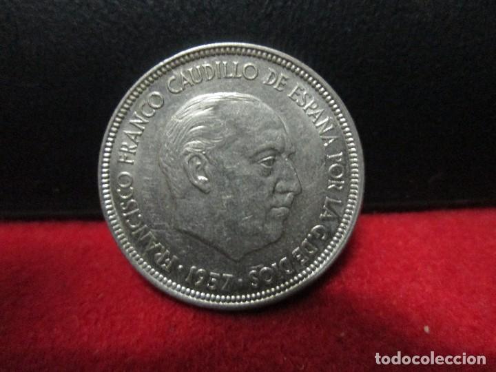 Monedas Franco: 5 pesetas 1957 estrella 75 - Foto 2
