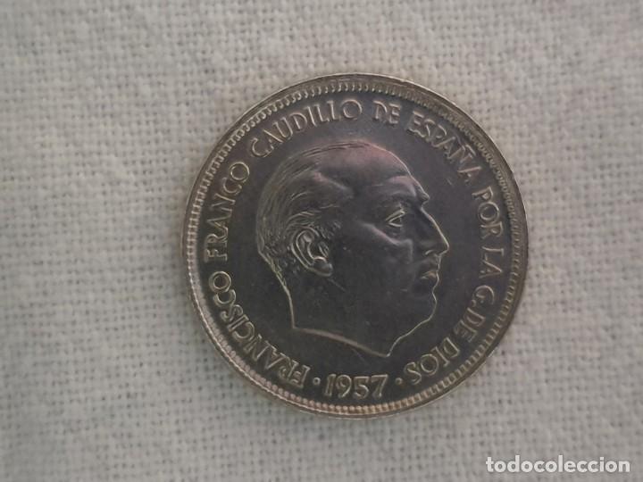 Monedas Franco: 25 pesetas 1957 *74 - EBC/EF - Foto 5