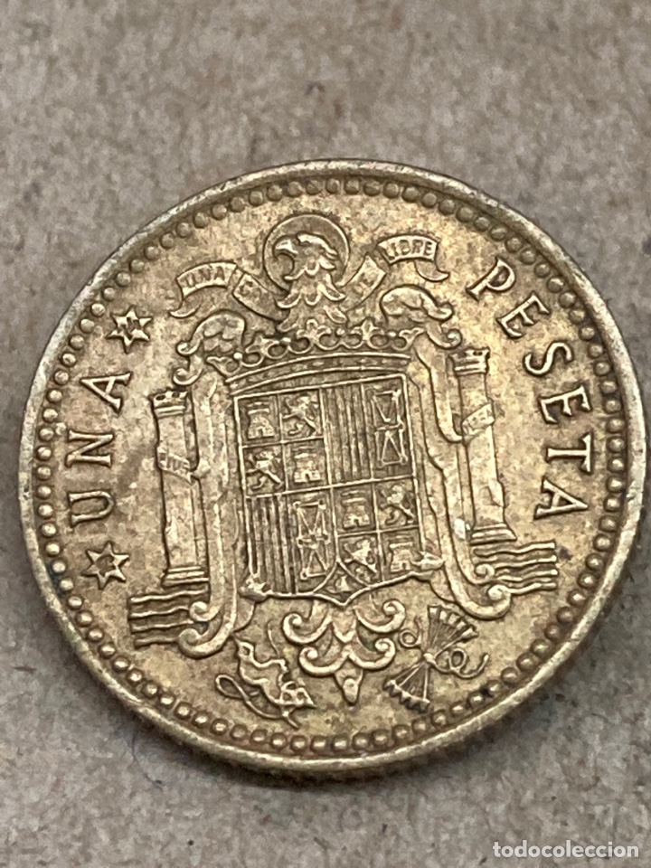 Monedas Franco: Moneda de una peseta 1966 - Foto 2