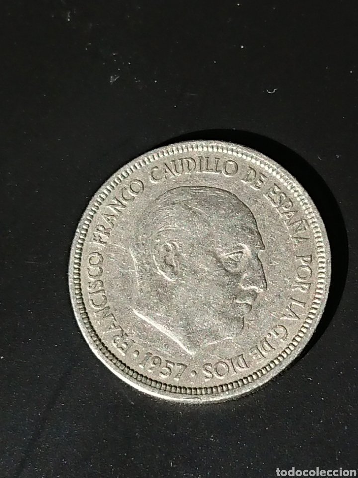 Monedas Franco: Moneda de CINCO PESETAS 1957 *58 - Foto 2