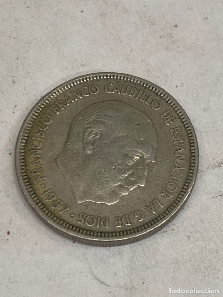 Monedas Franco: Moneda de 5 pesetas 1957 E64 Con Error de estampaci&oacute;n - Foto 3