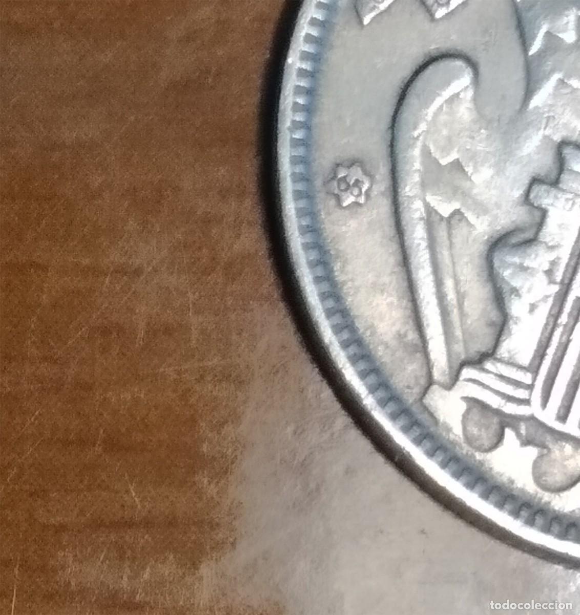 Monedas Franco: CINCO PESETAS 1957 ESTRELLA 65 &rdquo;ERROR ALA&rdquo; - Foto 2