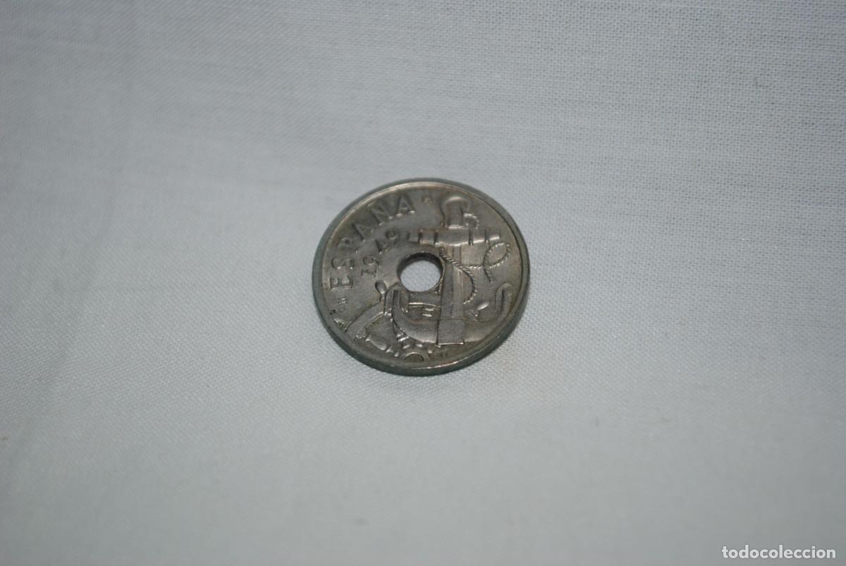Monedas Franco: MONEDA DE 50 CENTIMOS 1949 , FLECHAS INVERTIDAS . - Foto 2