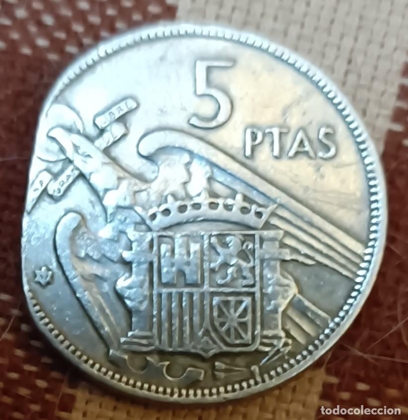 Monedas Franco: Moneda de 5 pesetas de 1957 cortada - Foto 1