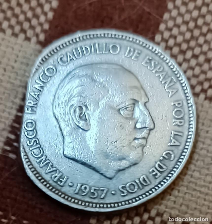 Monedas Franco: Moneda de 5 pesetas de 1957 cortada - Foto 2