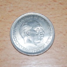 Monedas Franco: 50 PESETAS 1957 *58 (FRANCO) EN EL CANTO UNA GRANDE LIBRE, S/C BRILLO ORIGINAL