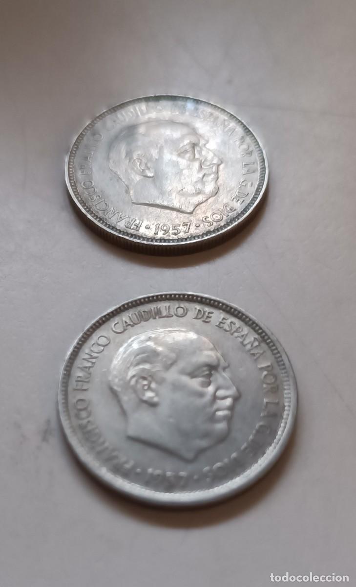 Monedas Franco: DOS monedas 5 pts.1957. - Foto 2