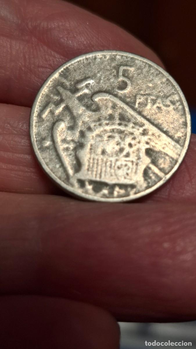 Monedas Franco: MONEDA DE 5 PESETAS DE 1957 (CON ERROR) - Foto 2