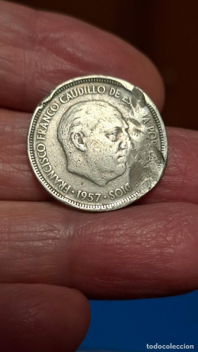 Monedas Franco: MONEDA DE 5 PESETAS DE 1957 (CON ERROR) - Foto 1