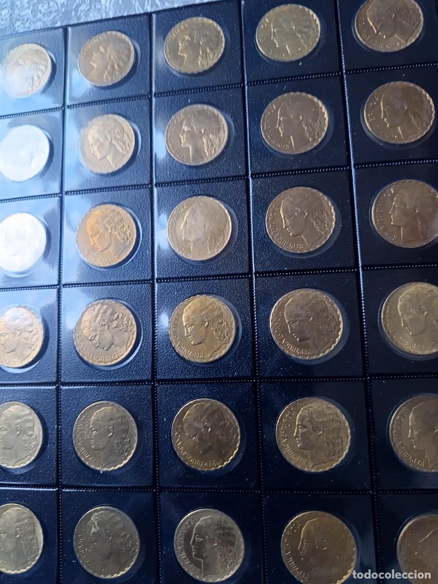 Moedas Franco: &Aacute;lbum 270 monedas de 1 pesetas 1937, 25 c&eacute;ntimos 1934,1927,1925