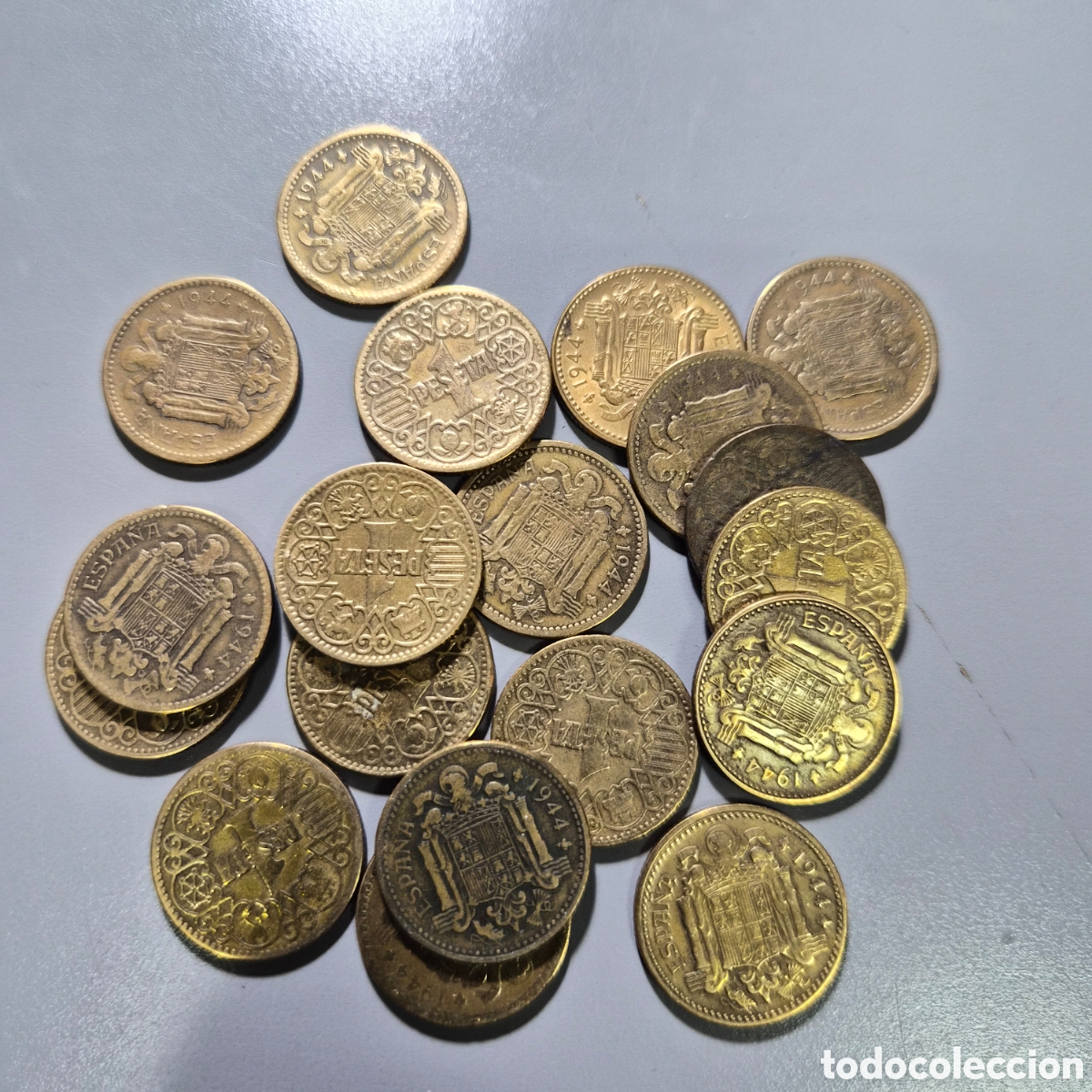 Monedas Franco: Lote de 19 monedas de 1 peseta 1944