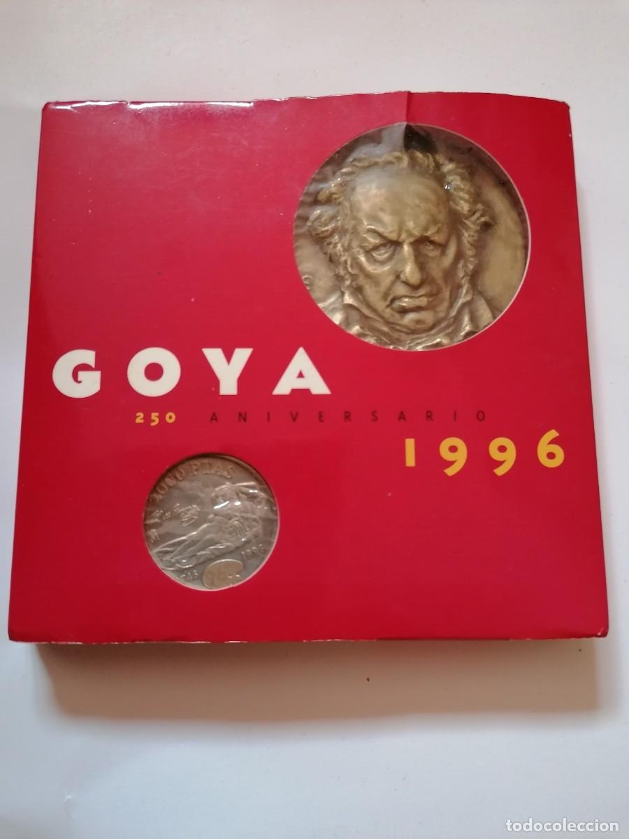 Monedas Franco: Moneda de plata 2000 pesetas y medalla de bronce, 250 aniversario, GOYA, 1996 en su estuche