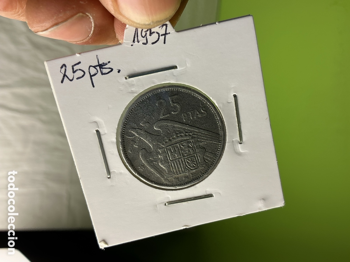 Monedas Franco: 25 pesetas 1957 &middot; Francisco Franco &middot; en cart&oacute;n numism&aacute;tico