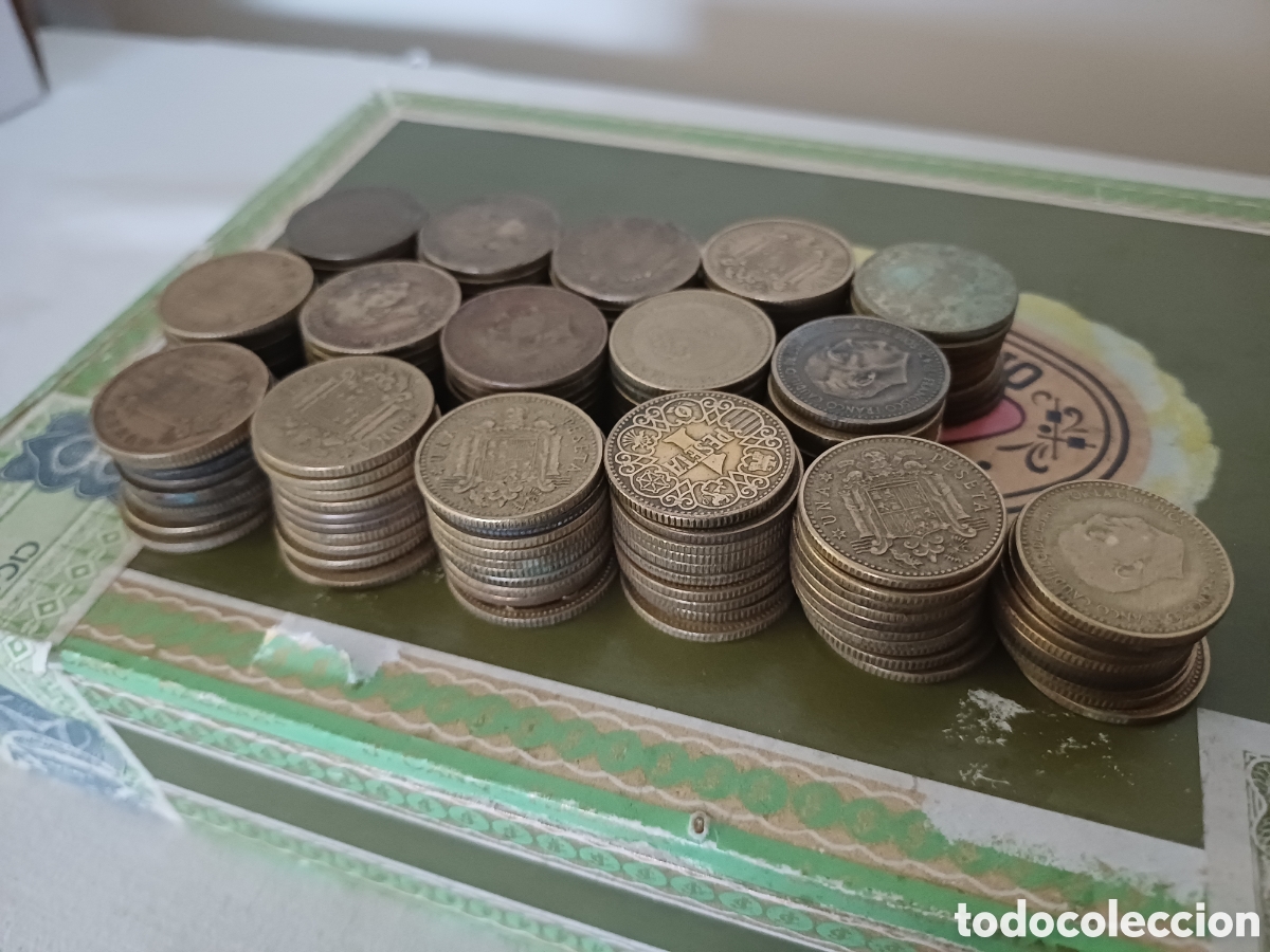 Monedas Franco: Lote 159 monedas de una peseta 1944 hasta 1966 FRANCO atrezo pel&iacute;cula o documental