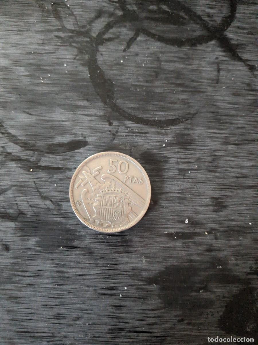 Monedas Franco: Lore de moneda de 50pearas y moneda de cinco pesetas - Foto 1