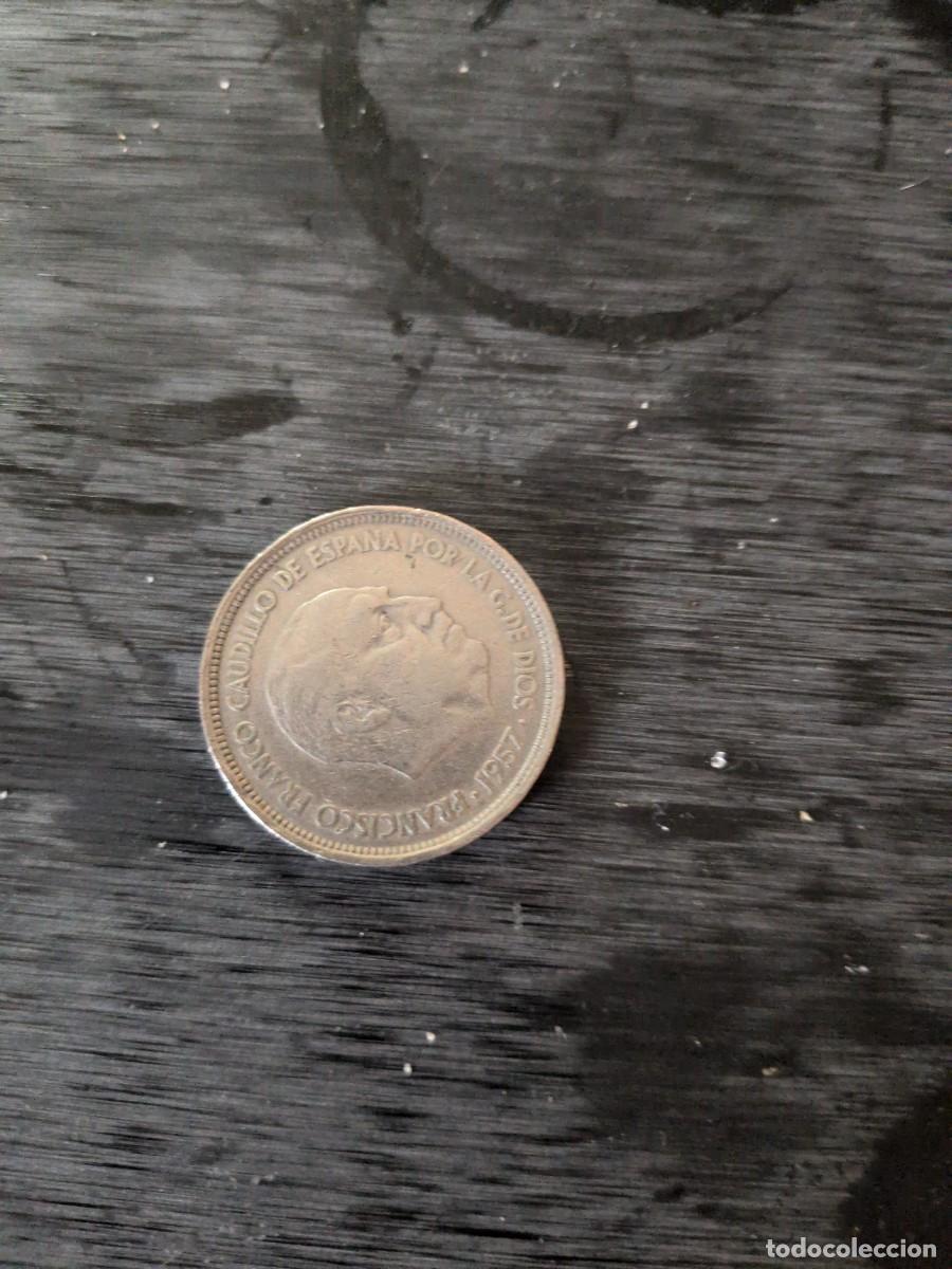 Monedas Franco: Lore de moneda de 50pearas y moneda de cinco pesetas - Foto 2