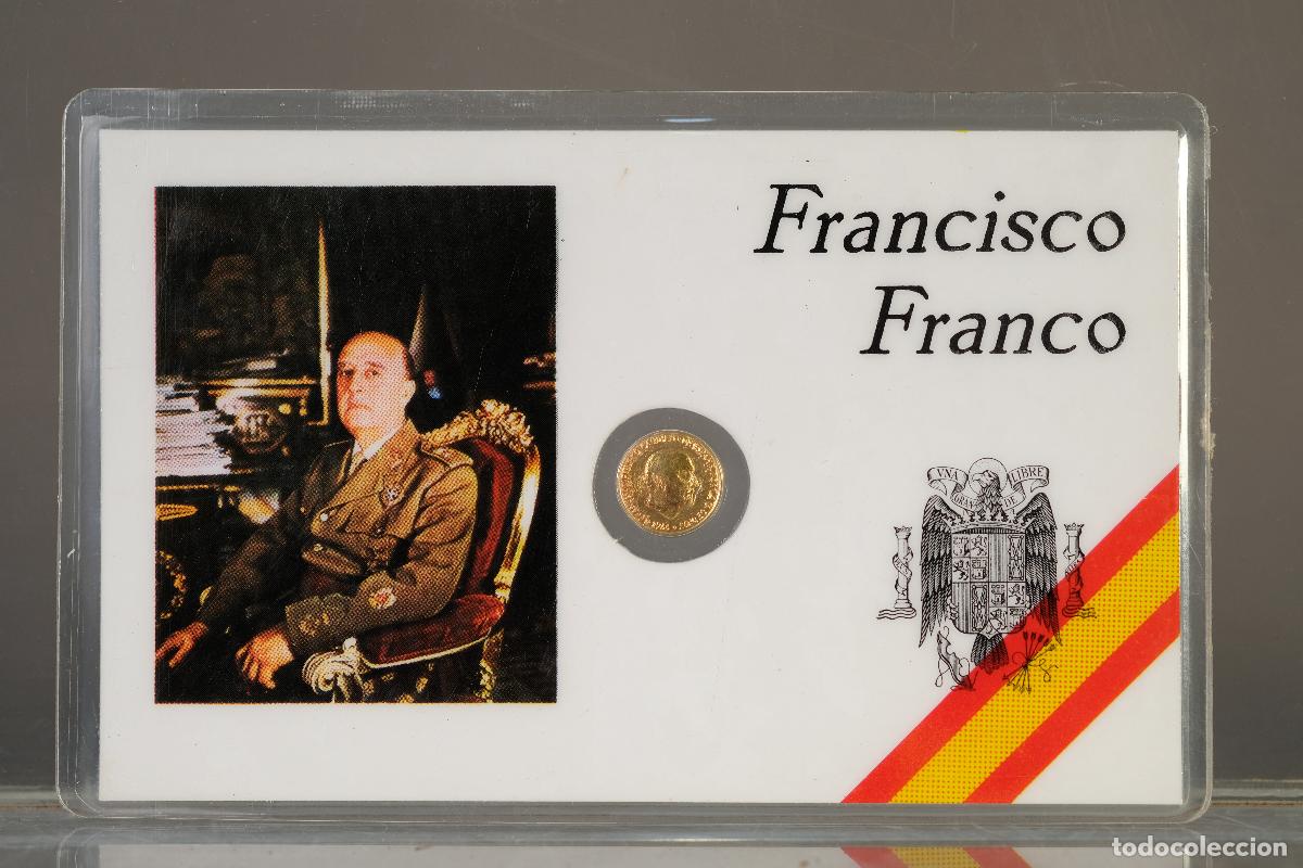 Monedas Franco: Tarjeta con moneda dorada de Francisco Franco, retrato sentado en sill&oacute;n.