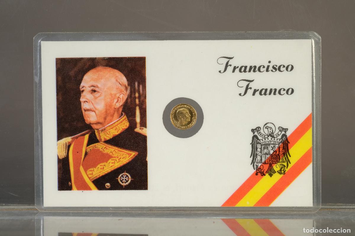 Monedas Franco: Tarjeta con moneda dorada de Francisco Franco, retrato de perfil uniforme