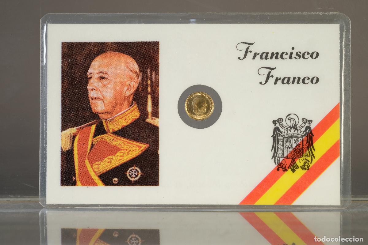 Monedas Franco: Tarjeta con moneda dorada de Francisco Franco, retrato de perfil uniforme