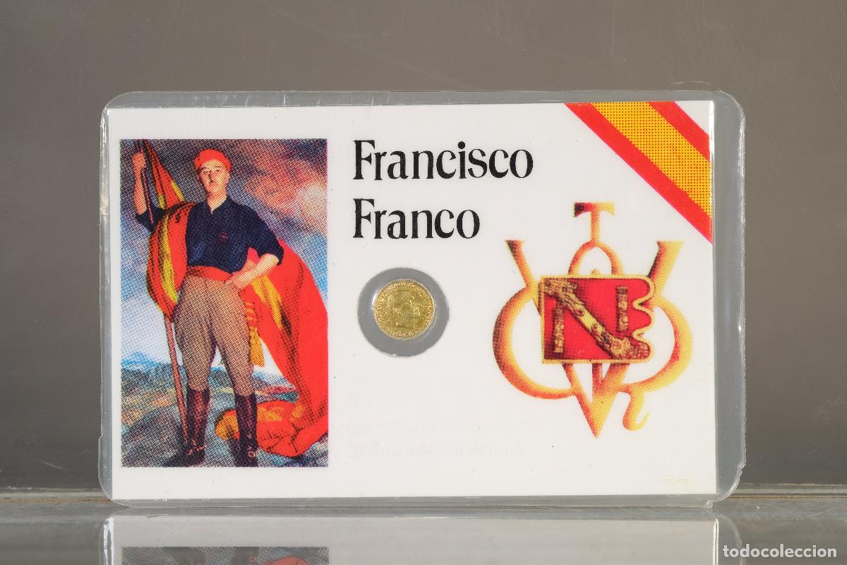 Monedas Franco: Tarjeta con moneda dorada de Francisco Franco, retrato de pie con bandera