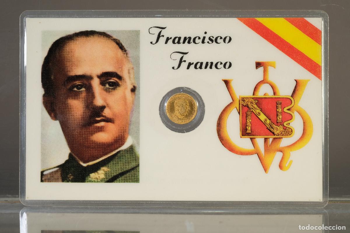 Monedas Franco: Tarjeta con moneda dorada de Francisco Franco, retrato de busto en uniforme