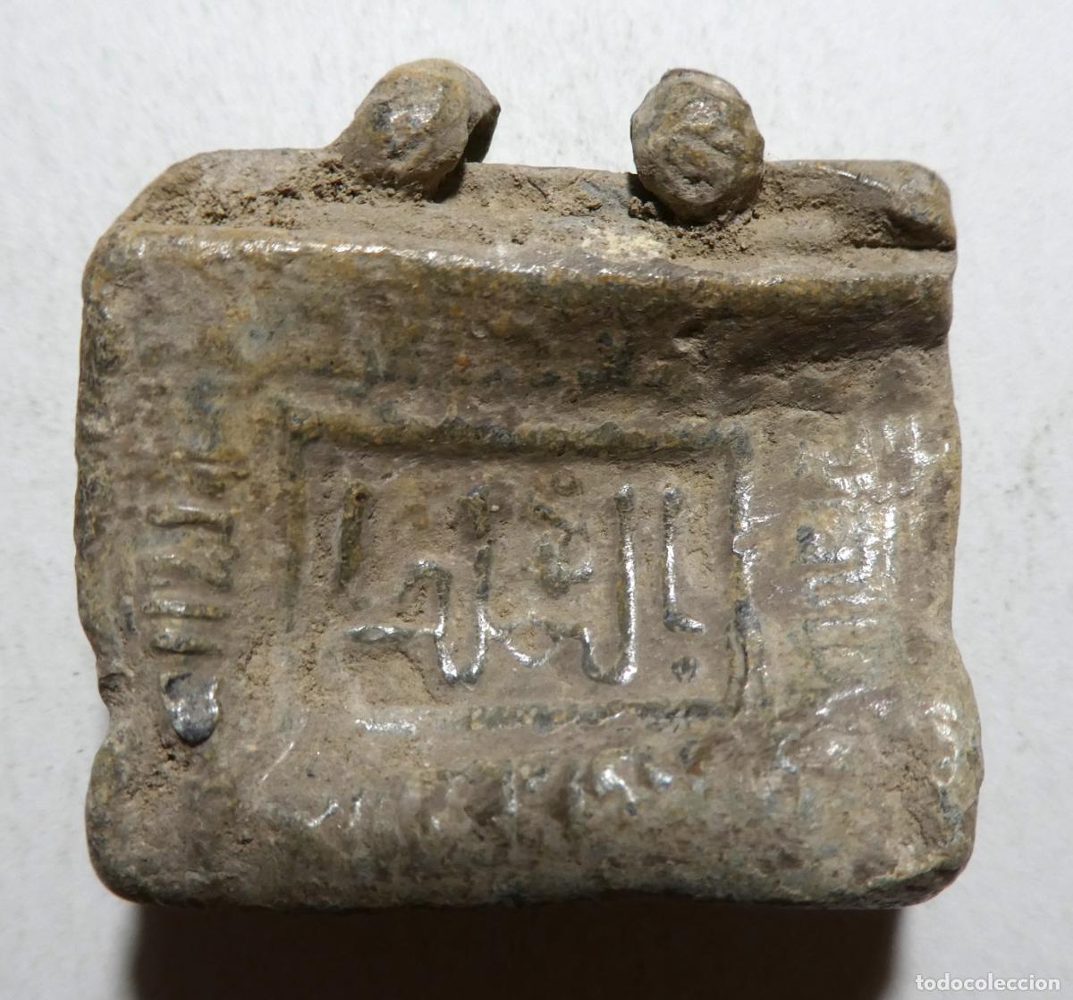 Monedas Hispano &aacute;rabes: PERIODO ALMOR&Aacute;VIDE. AMULETO-ESTUCHE DE PLOMO S. XII-XIII, mide 3,3X3,3 cm