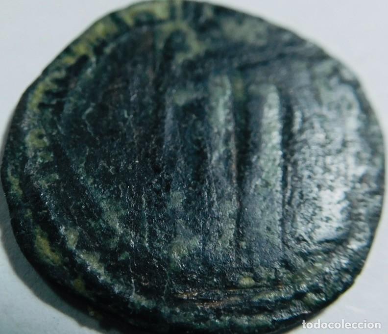 Monedas Hispano &aacute;rabes: Moneda antigua de bronce, follis bizantino an&oacute;nimo, siglos X y XI