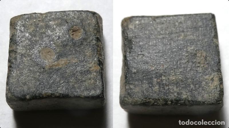 Moedas hispano &aacute;rabes: Ponderal con dos puntos a identificar ,pesa 3,90 gr.