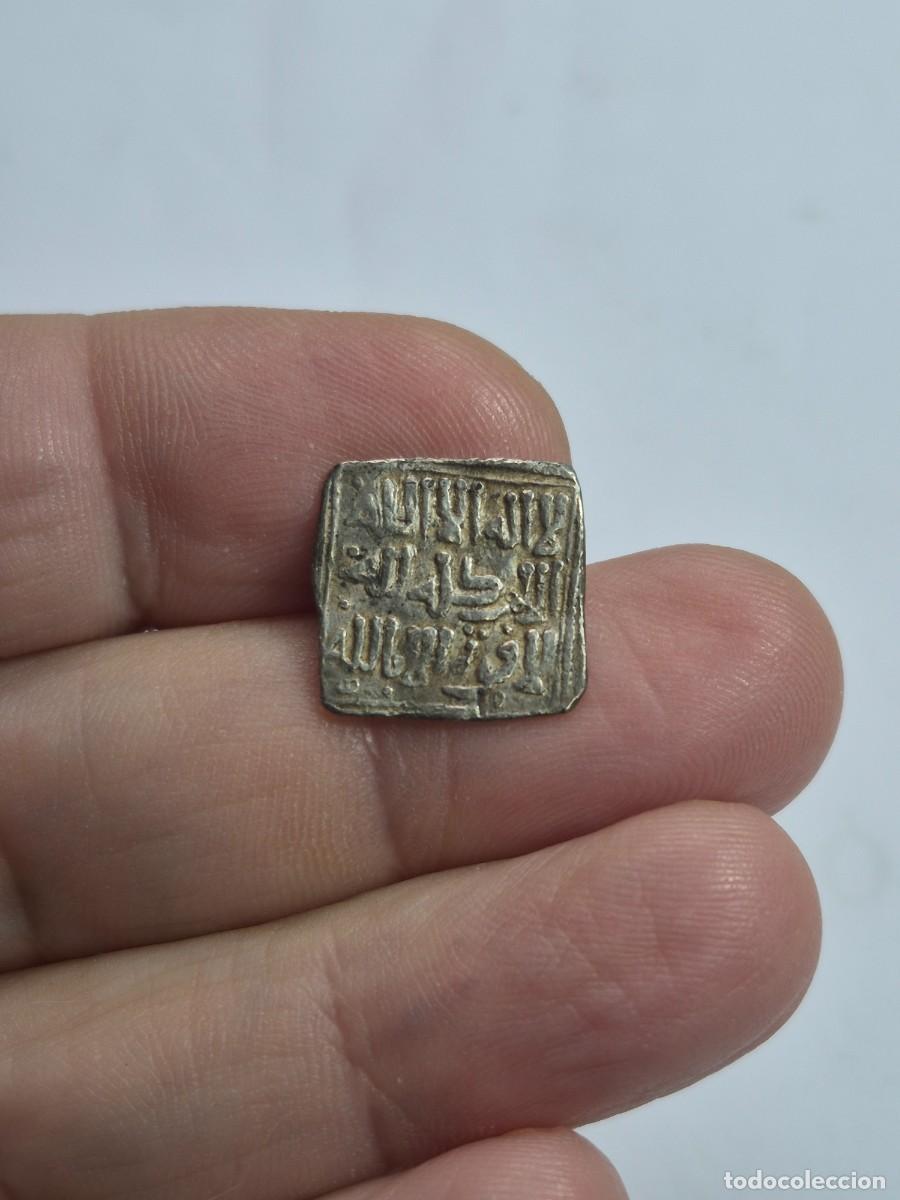 Monedas Hispano &aacute;rabes: NT/ ALMOHADES DIRHAM PLATA SIN CECA ESCRITURA CUFICA CON ADORNOS 1,51 GRS (A1979)