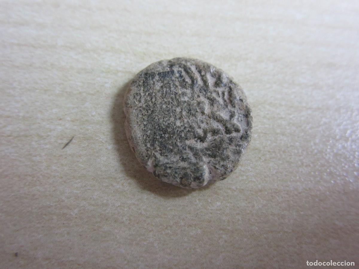 Monedas Hispano &aacute;rabes: Fel&uacute;s medieval andalus&iacute; bronce Di&aacute;metro 1,5 cm