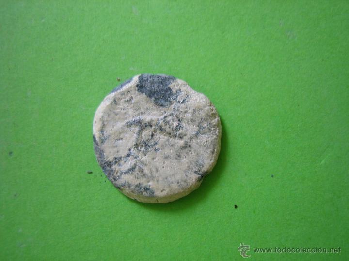Monedas ib&eacute;ricas: Moneda o ficha monetiforme mediaval en plomo - Foto 1