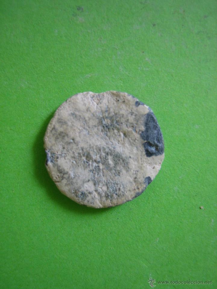 Monedas ib&eacute;ricas: Moneda o ficha monetiforme mediaval en plomo - Foto 2