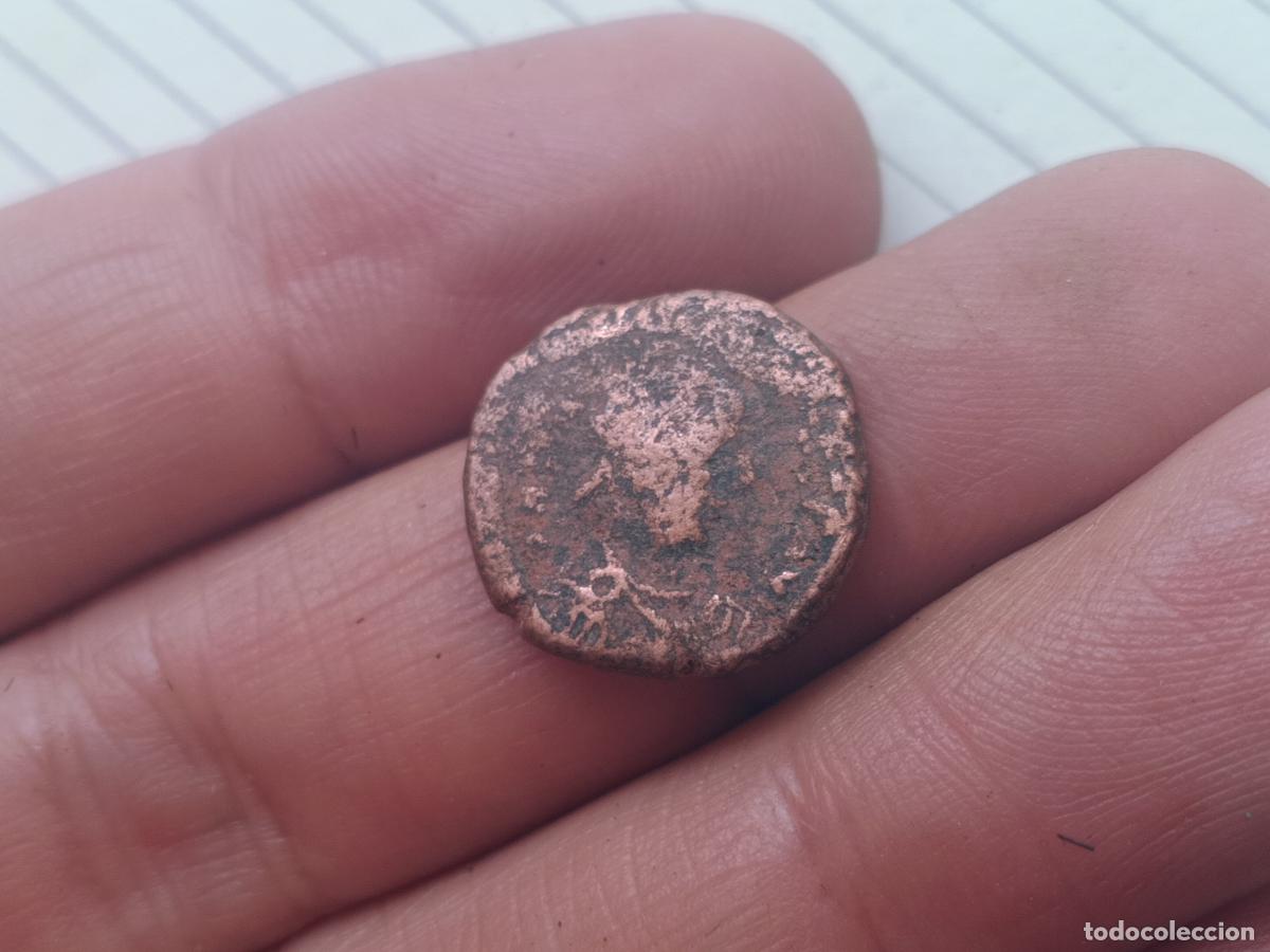 Monedas Imperio Bizantino: Bizantina. Posible divisor. Imperio bizantino