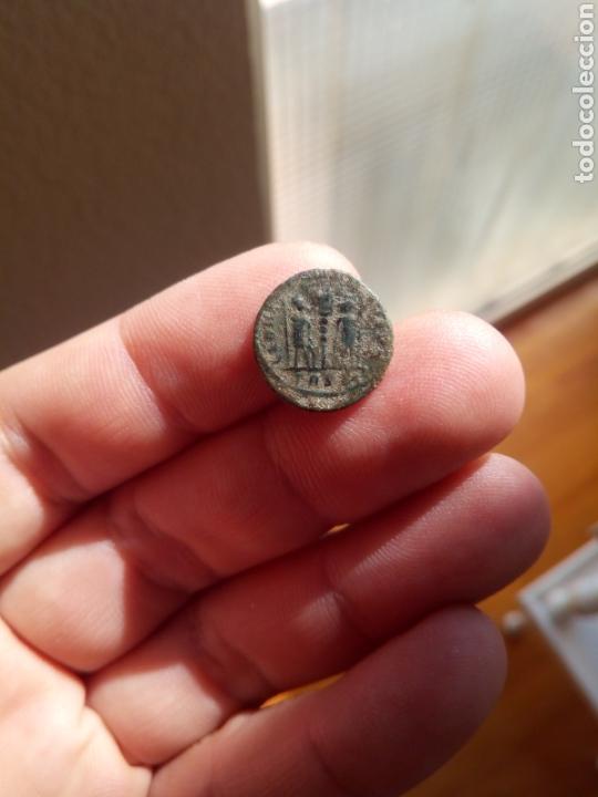 Monedas Imperio romano: AE4 CONSTANTINO II GLORIA EXERCITVS TRIER - Foto 2