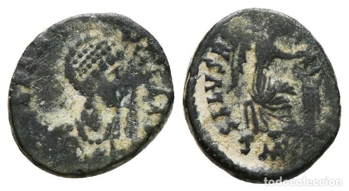 Moedas Imp&eacute;rio Romano: *** RARO AE13 DE AELIA FLACILLA. 378-383 DC. HERACLEA (SMHA). SALVS REIPVBLICAE. RIC 17 ***