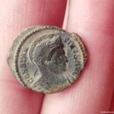 Monedas Imperio Romano: BONITO FOLIS DE CONSTANTINO CON CASCO,REVERSO LÁPIDA. FUNERARIA. Lote 366323916