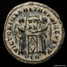 Monedas Imperio Romano: CONSTANINO I Æ FOLLIS, LONDRES, LANZA Y CASCO DECORADO CON ESTRELLAS. Lote 403458044