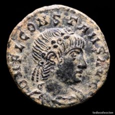 Monedas Imperio Romano: CONSTANTE. FOLLIS ROMA GLORIA EXERCITVS//R✯T
