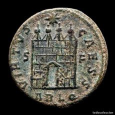 Monedas Imperio Romano: CONSTANCIO II - FOLLIS ARLES - VIRTVS CAESS / ARLQ PUERTAS ABIERTAS