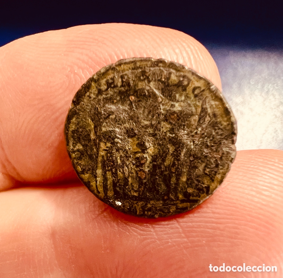 Monedas Imperio romano: AE4 de Constante bajo Imperio - Foto 2