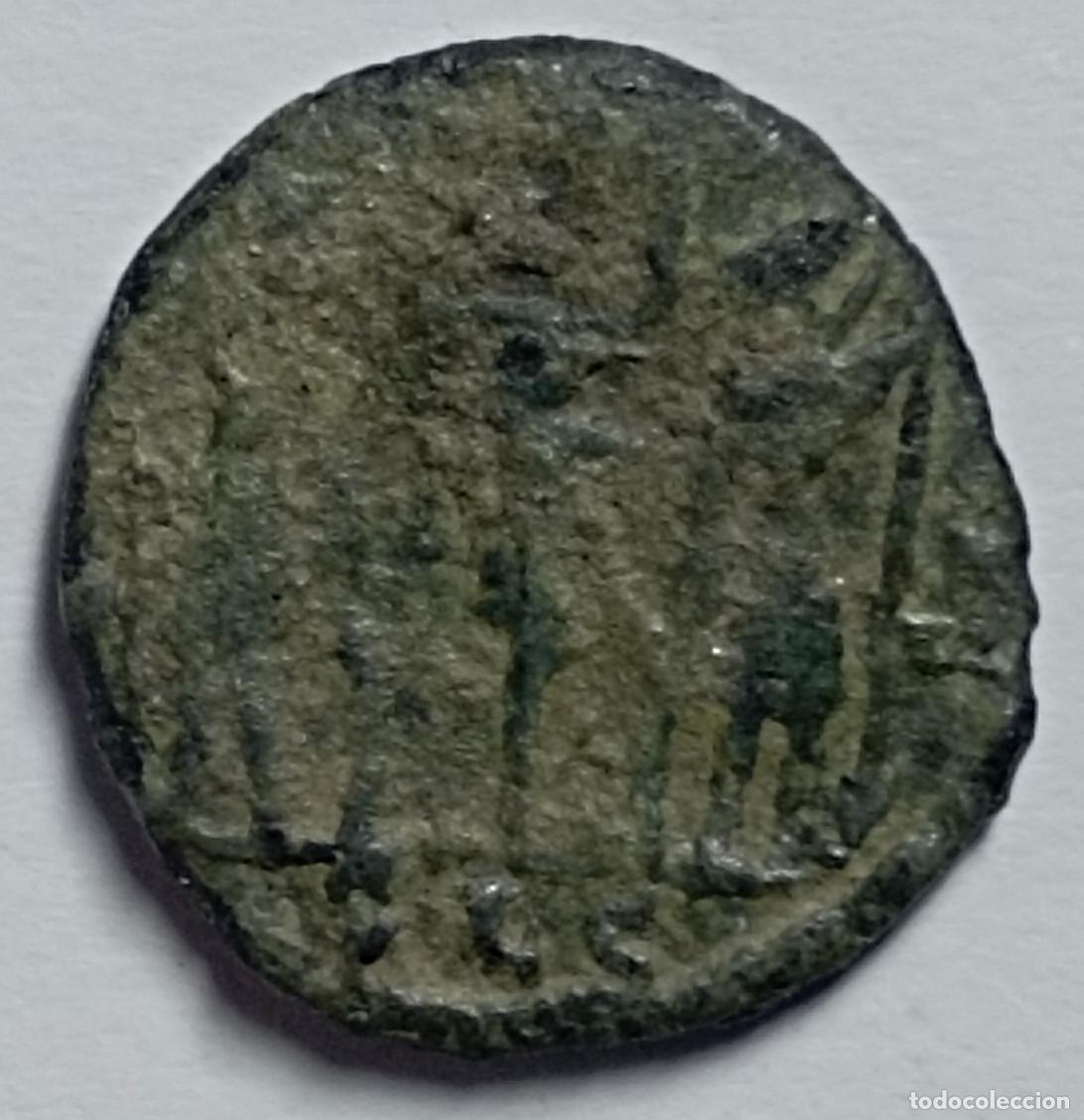 Monedas Imperio romano: Moneda del Imperio Romano nummus Constantius II 340 d.C. - Foto 2