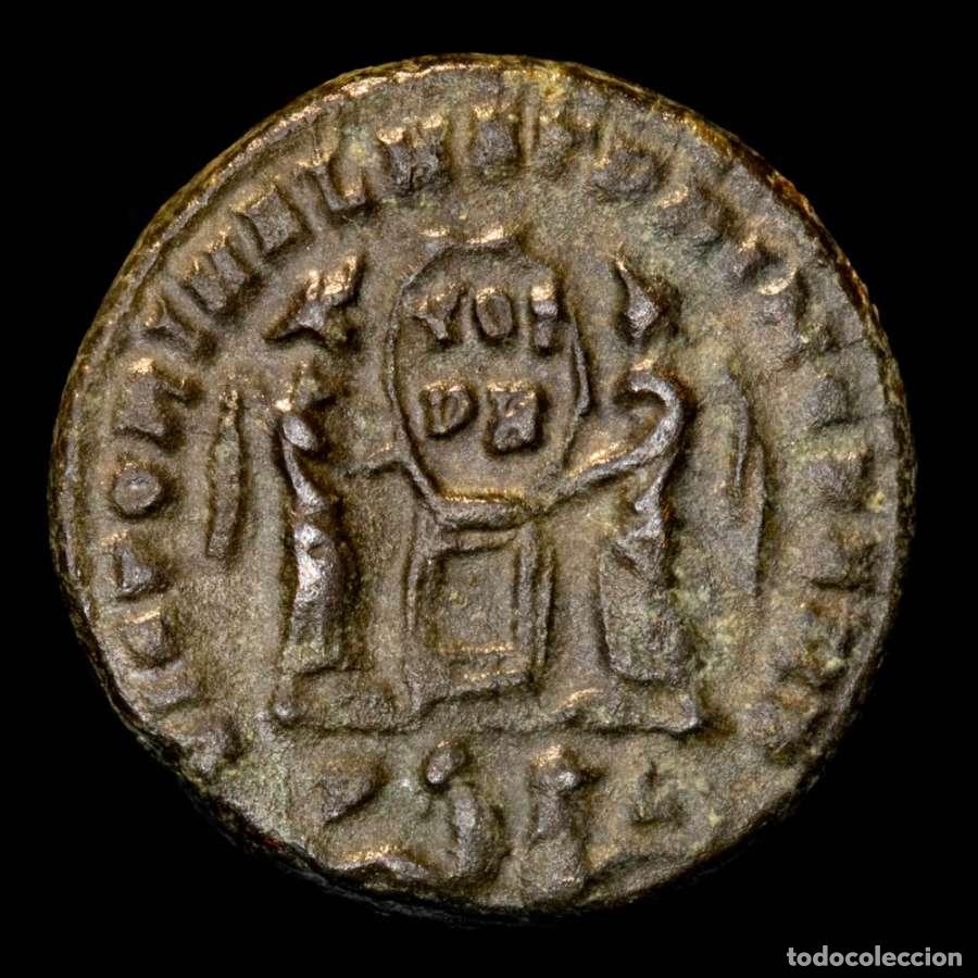 Monedas Imperio Romano: Constantino I Follis de Lugdunum P cautivos L. Dos Victorias (655)