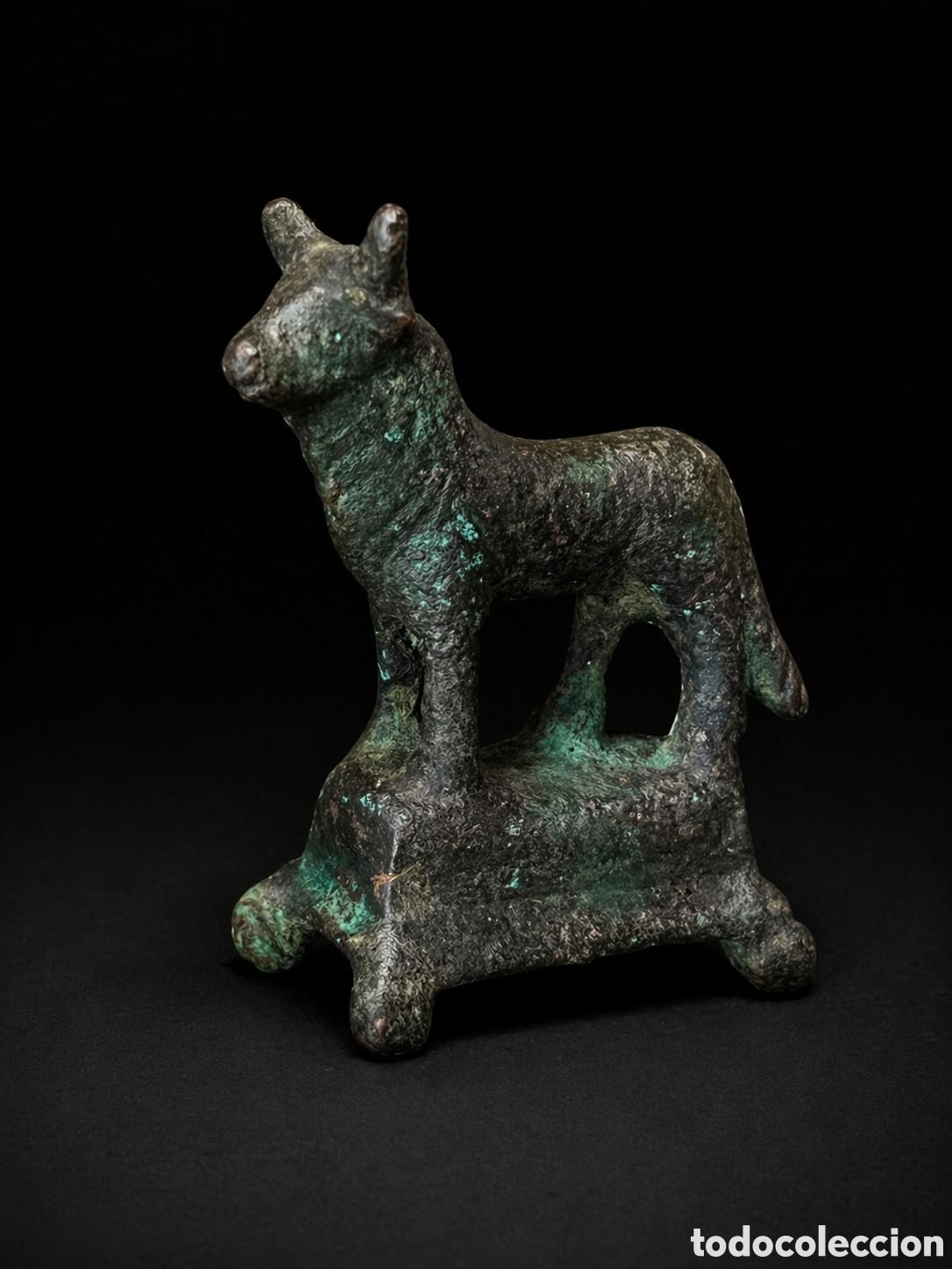 Moedas Imp&eacute;rio Romano: Figura de un lobo sobre pedestal de la &eacute;poca romana siglo I-III en bronce certificado autenticidad