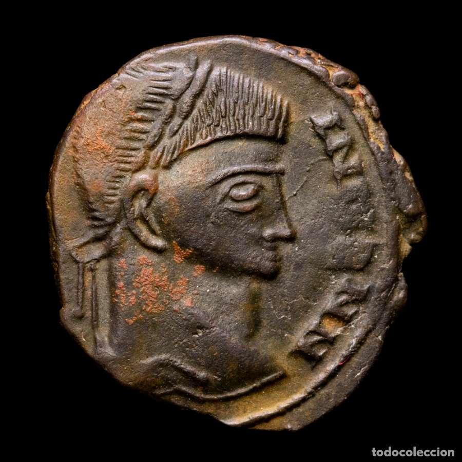 Monedas Imperio Romano: Constantino II, C&eacute;sar, Follis de estilo barbaro. VOT X en corona.