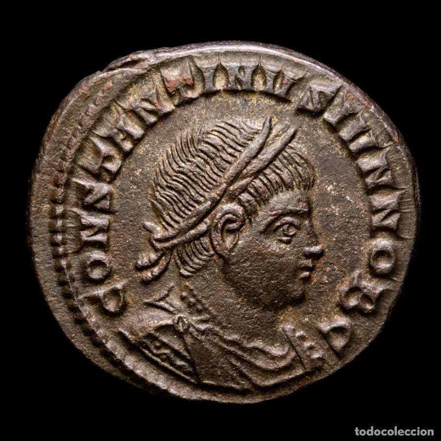Monedas Imperio Romano: Raro Constantino II, Follis. Ticinum DOMINOR&bull;NOSTROR&bull;CAESS VOT-XX-◡