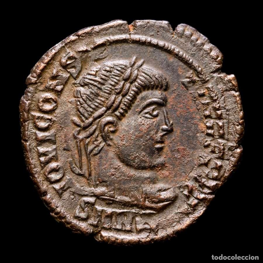 Monedas Imperio Romano: Constantino II. Puerta de Campamento, acu&ntilde;ado sobre IOVI de Licinio