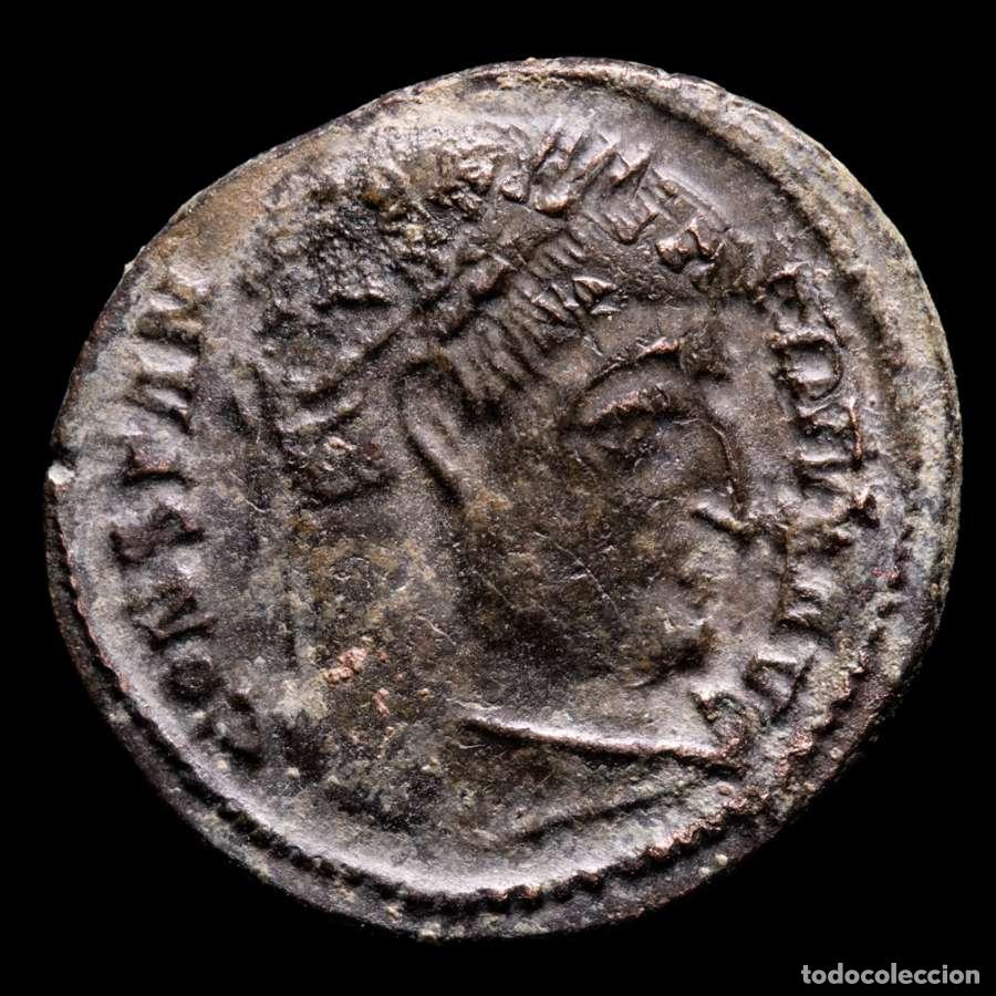 Monedas Imperio Romano: Constantino I, Follis, ArlesVIRTVS AVGG / ARLP Puertas abiertas.
