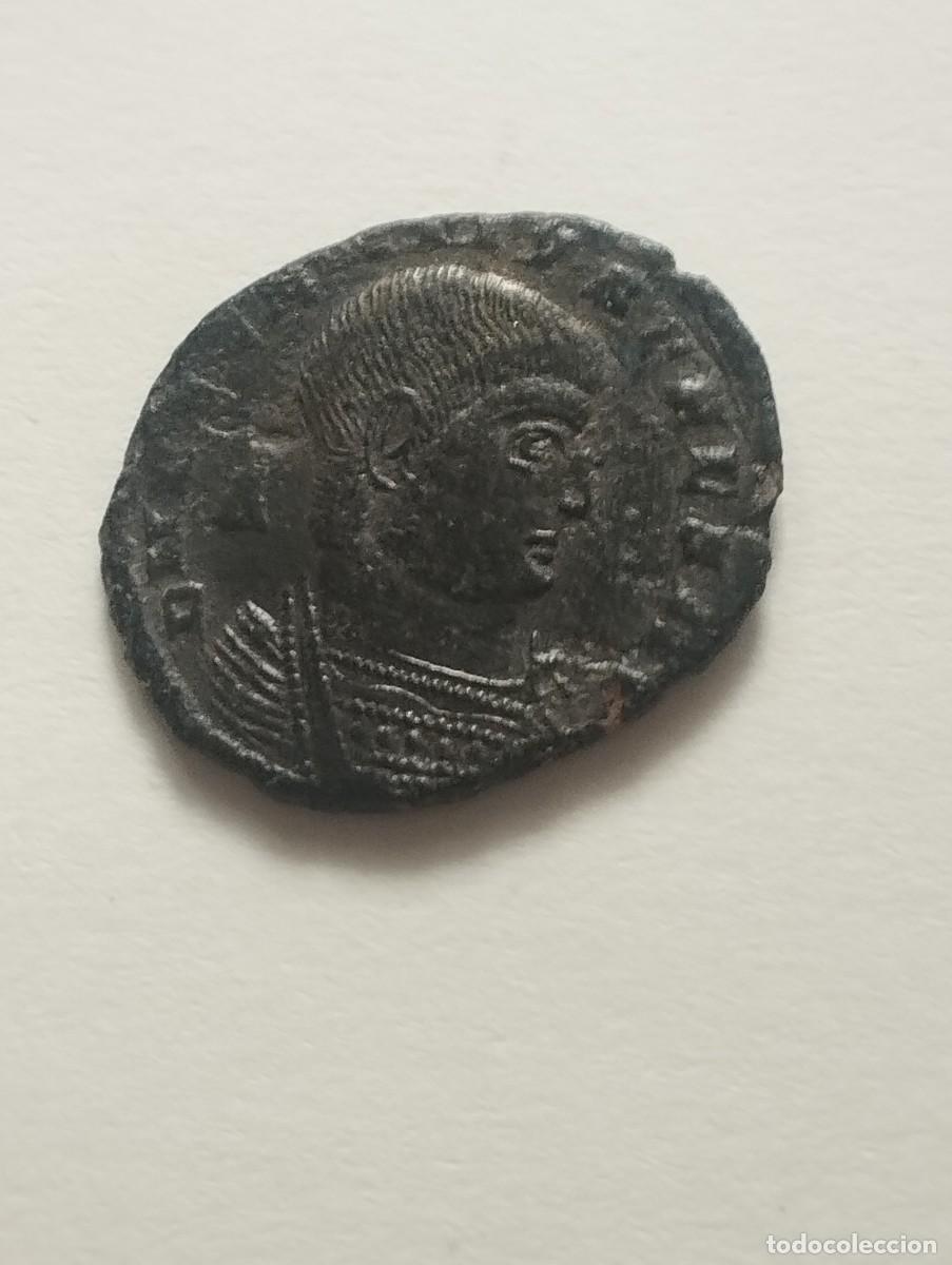 Monedas Imperio Romano: Moneda romana del emperador Magnencio. Follis.