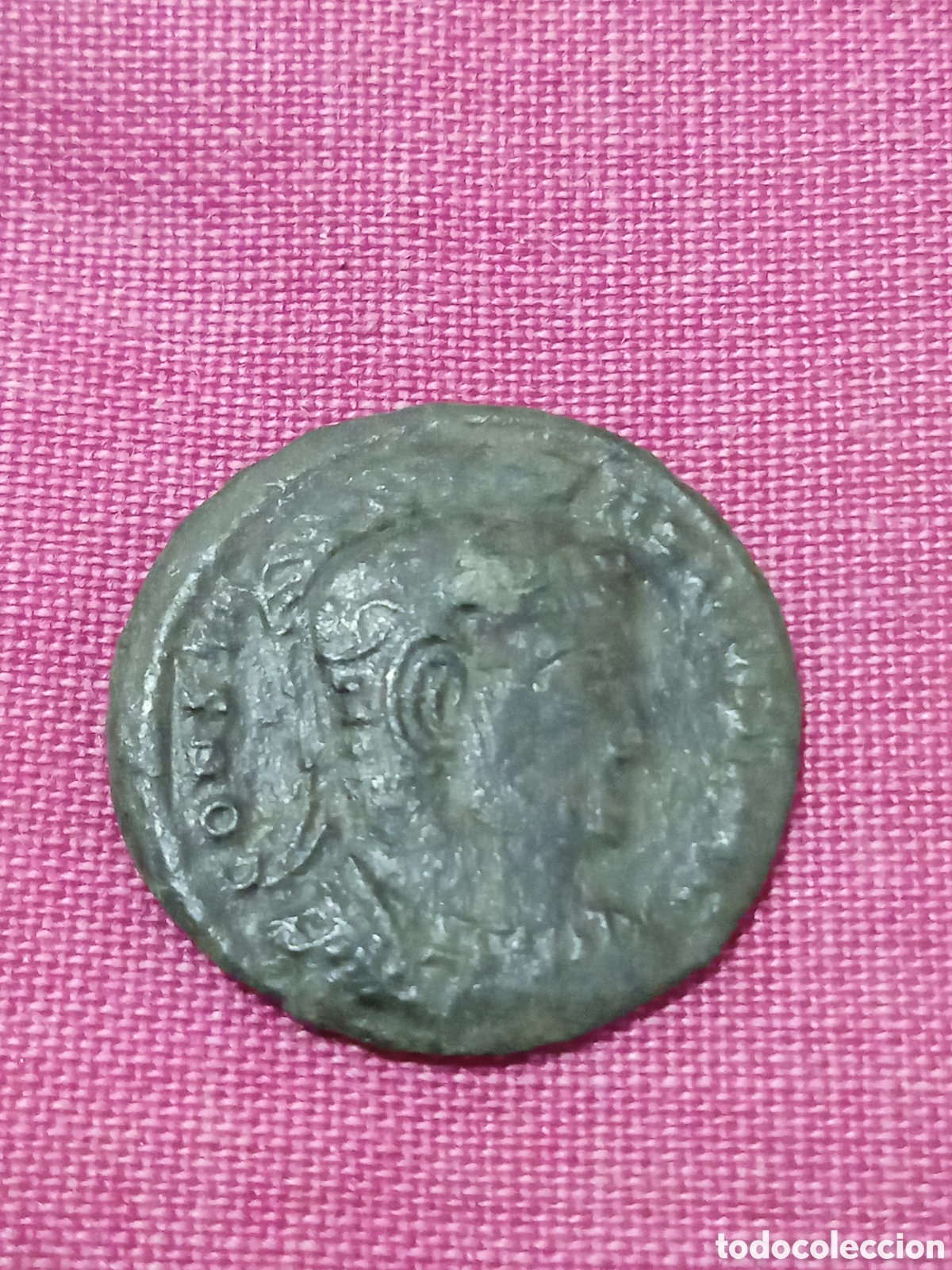 Monedas Imperio Romano: 2CAJ2-FOLLIS DE CONSTANTINO I PRIMER EMPERADOR CRISTIANO (306-337 D.C.)CASCO PENACHO TROFEO CAUTIVOS