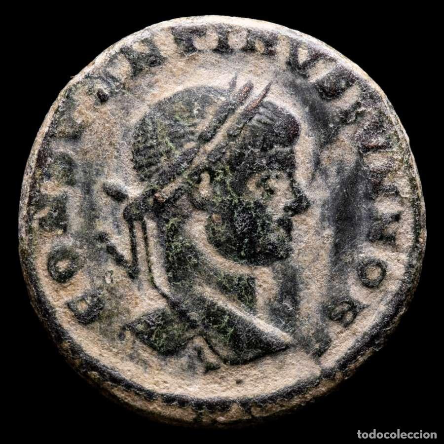 Monedas Imperio Romano: Constantino II - AE follis. Arles 321 dC VOT V en corona / QA (3798)